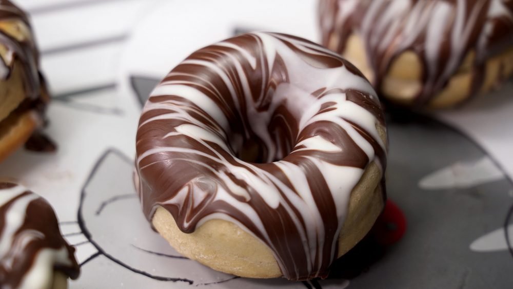 Donuts caseros al horno. Elabora de una forma diferente y más saludable unos donuts esponjosos al horno. Con menos grasa y un gran sabor.