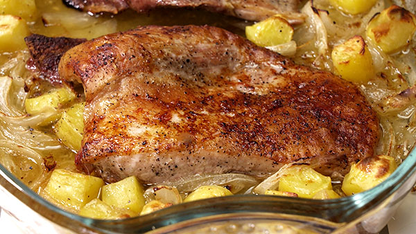 Secreto de cerdo con patatas. Elabora esta receta con sólo 5 ingredientes. Un plato muy fácil de hacer perfecto para ocasiones especiales.