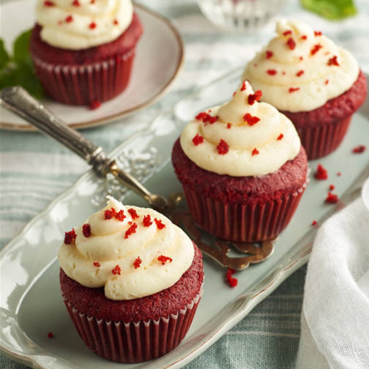 Cupcakes red velvet con frosting de queso