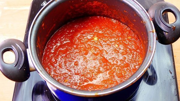 Salsa de tomate casera. Para tus pastas, pizzas, albóndigas y en definitiva, cualquier receta a la que se la quieras añadir