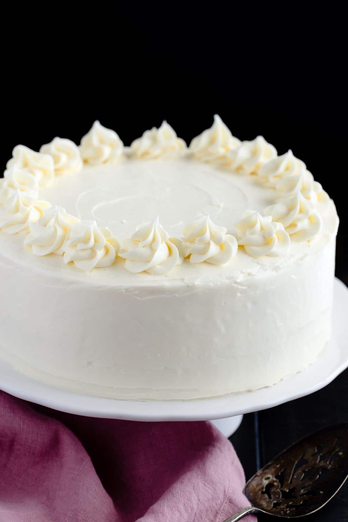 Los pasteles de vainilla caseros se colocan en un soporte de pastel blanco.