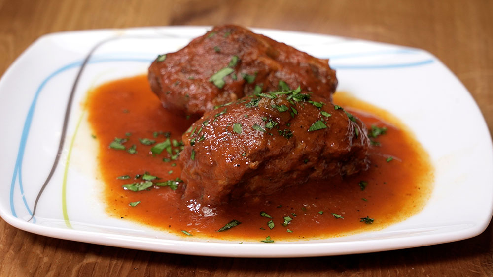 Carrilleras de cerdo en salsa de tomate.  Prepara un delicioso guiso con salsa de tomate casera.  Un plato muy completo, fácil de preparar.