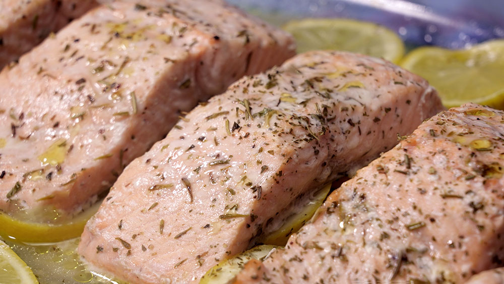 Salmón a la plancha con limón.  Prepara deliciosas recetas de pescado de forma rápida y sencilla con un poco de limón.  Un plato muy saludable. 